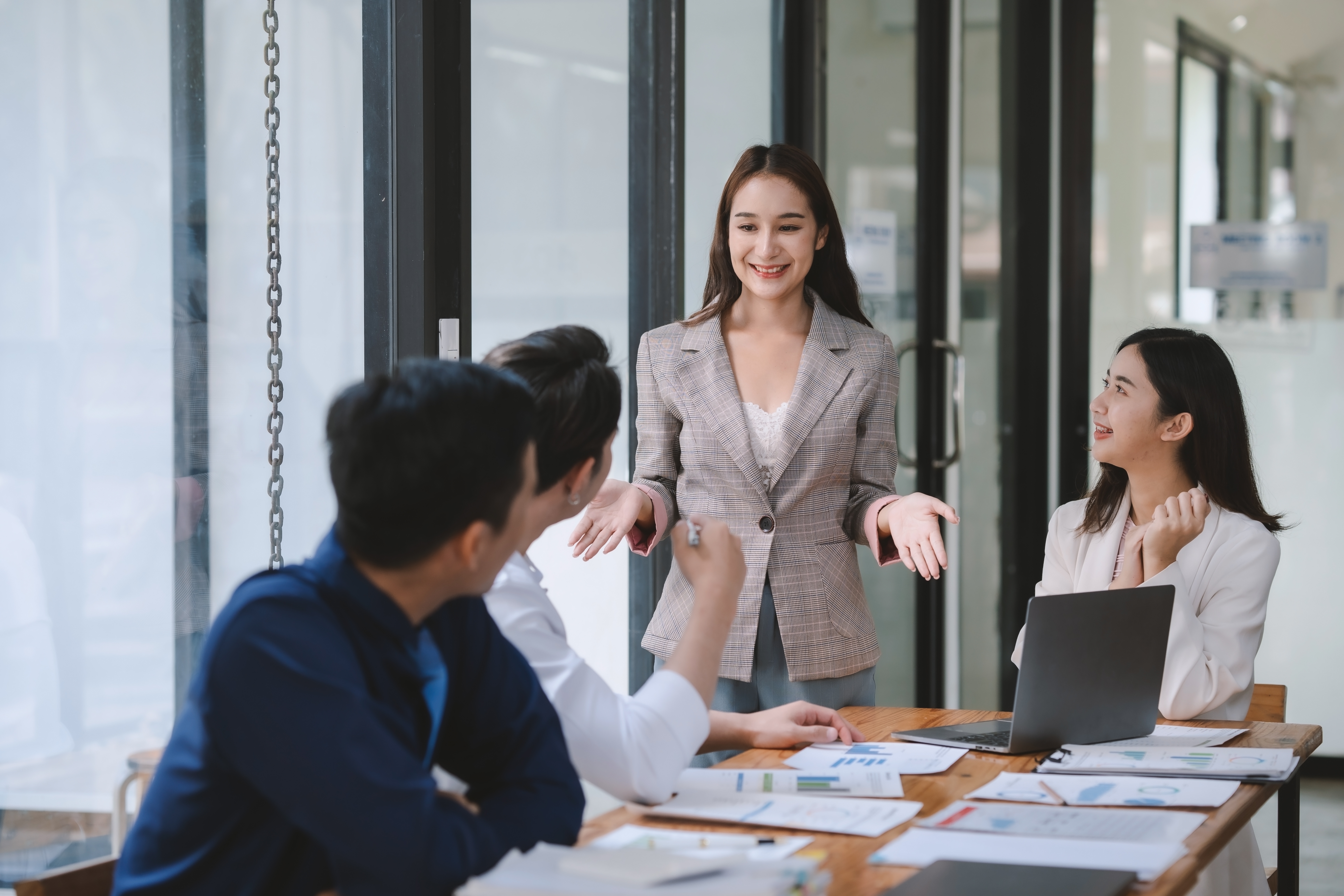 Zwei Männer und zwei Frauen im Büro