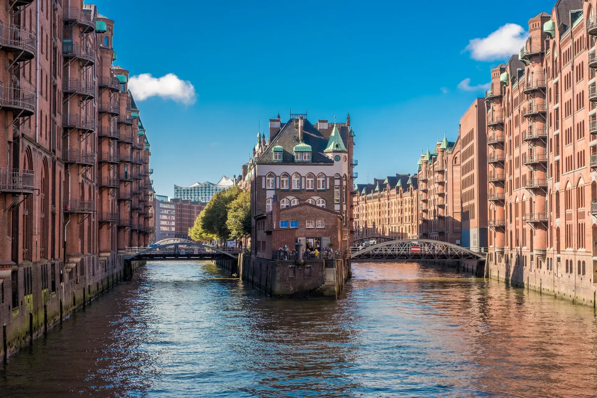 Hamburgs historische Speicherstadt mit Kanälen und Backsteingebäuden.