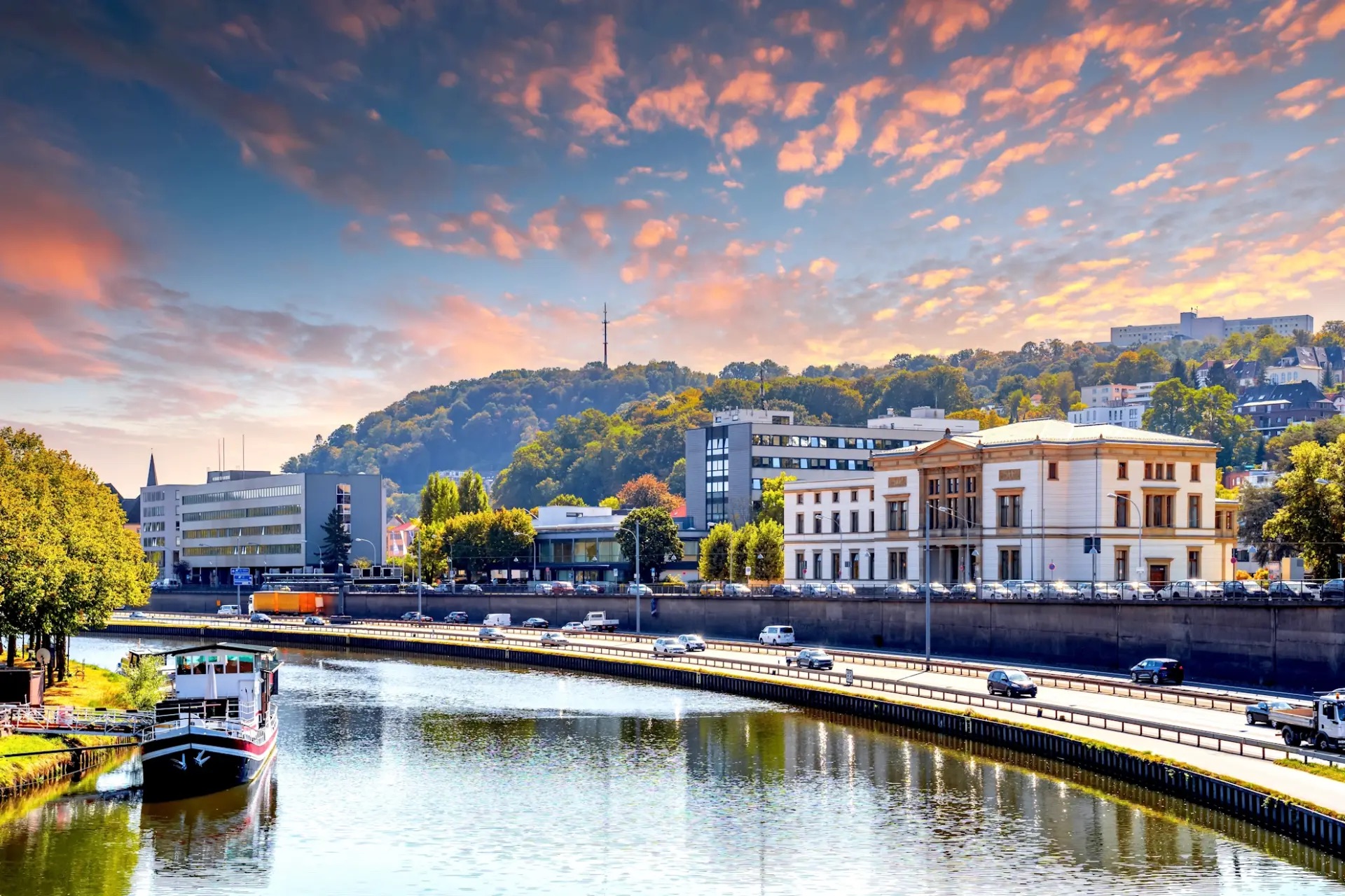 Blick auf Saarbrücken an der Saar mit Ludwigskirche und Saarbrücker Schloss.