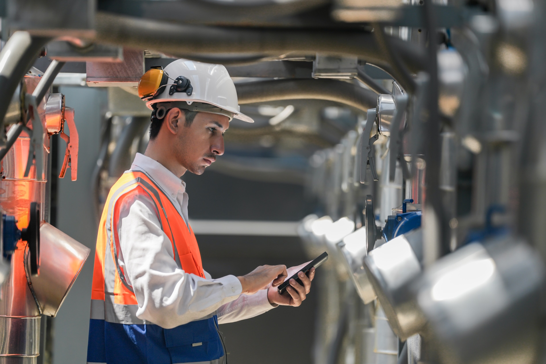 Ein IT-Systemelektroniker beim Begutachten einer Anlage.