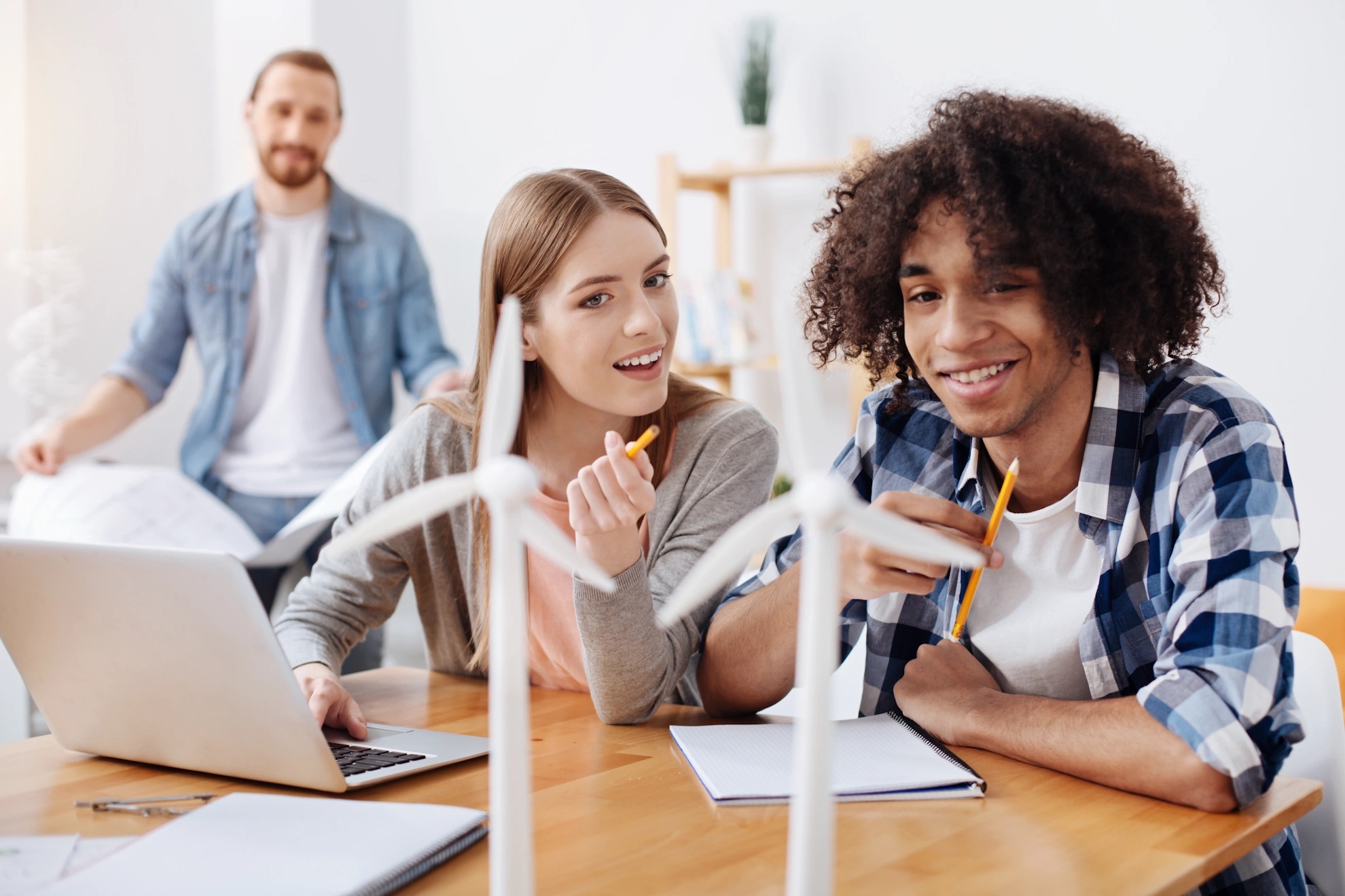 Theoretisch gut, praktisch auch: Starte durch mit dualem Studium oder Ausbildung 