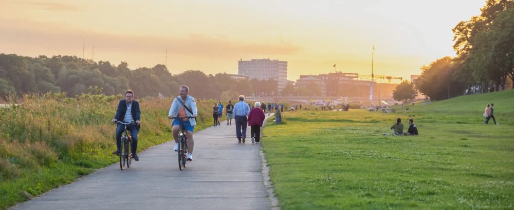 Feierabend am Weserufer: Bremen bietet pro Kopf die meisten Parks, Sportanlagen und Wasserflächen in Deutschland