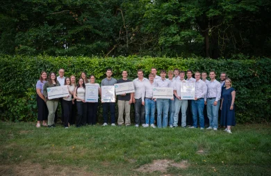 Die drei Gewinner-Teams des Wettbewerb Azubis - Volle Power! in einer Rehihe auf einer Wiese 