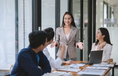 Zwei Männer und zwei Frauen im Büro
